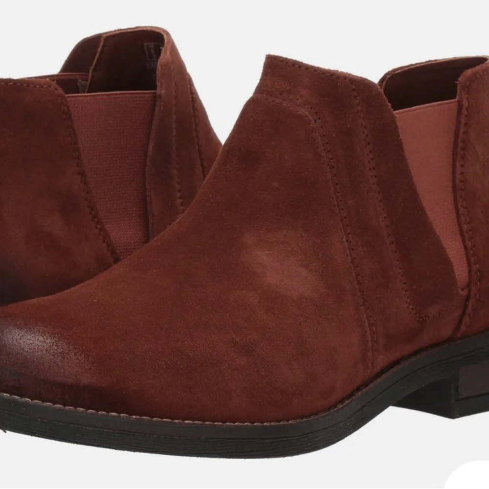 CLARKS DEMI BEAT WOMANS LOW HEEL ANKLE BOOTIES  / SIZE 8 NWOT